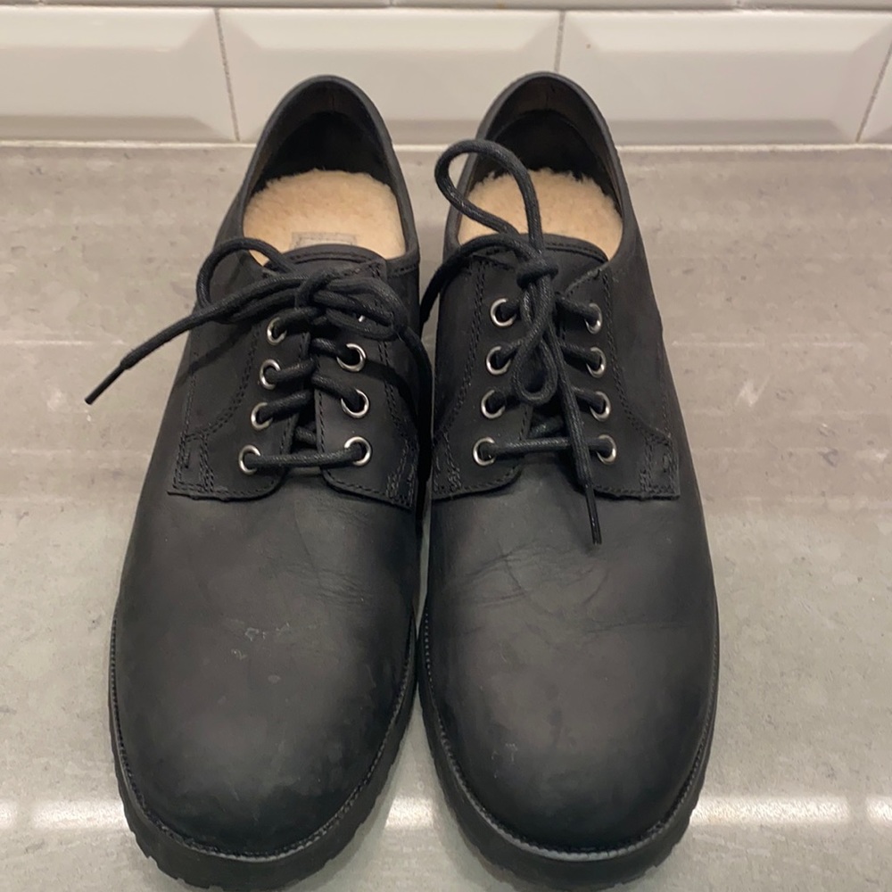 UGG Men’s Lace-up buck